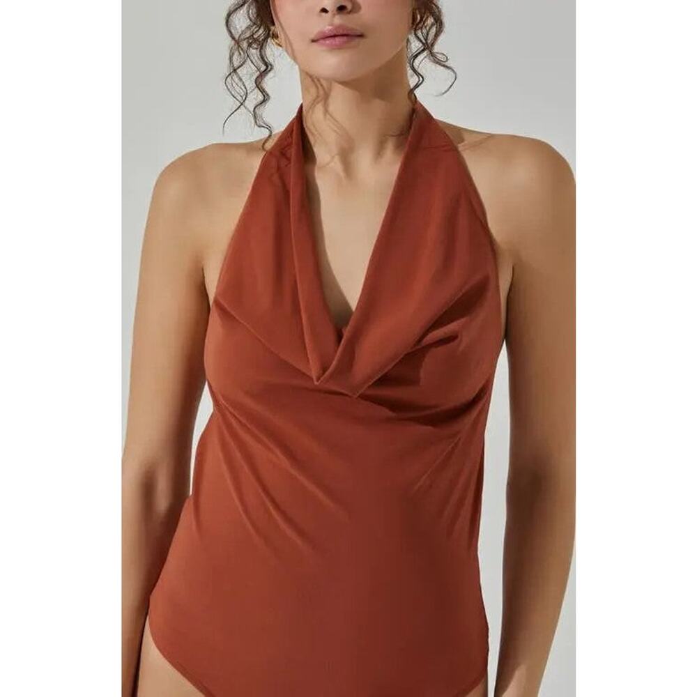 ASTR The Label Cowl Neck Halter Bodysuit in Nutmeg - M